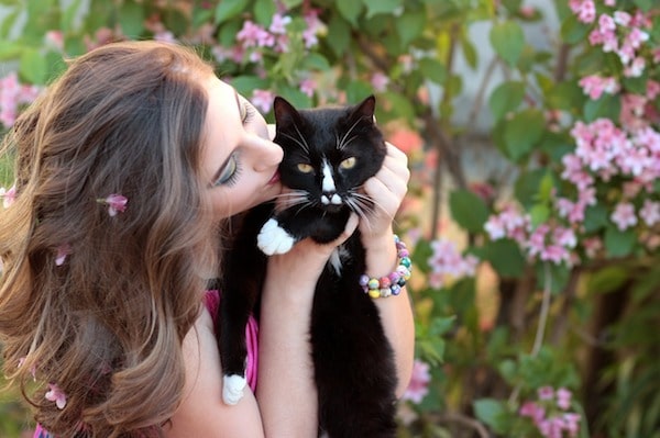 mujer besa gato
