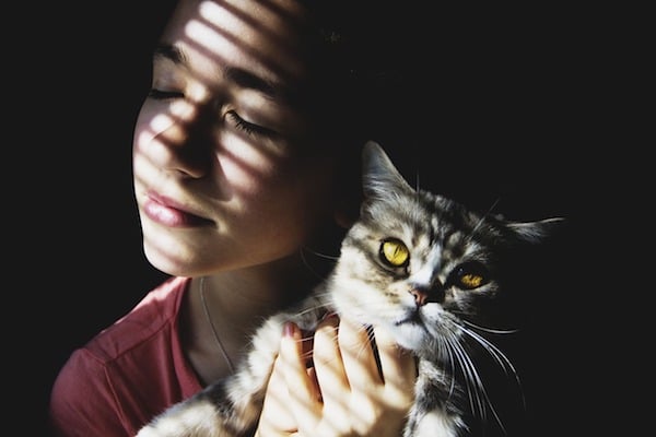 mujer abraza gato