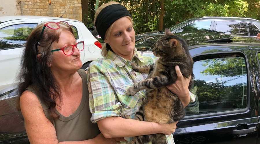 2 Frauen mit Katze