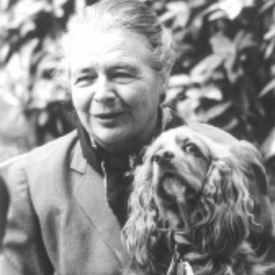 Marguerite Yourcenar junto a perro