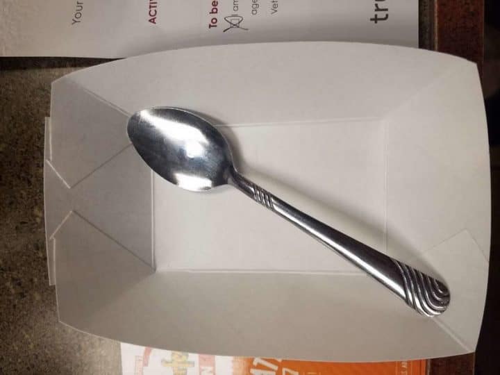 una cuchara en un plato