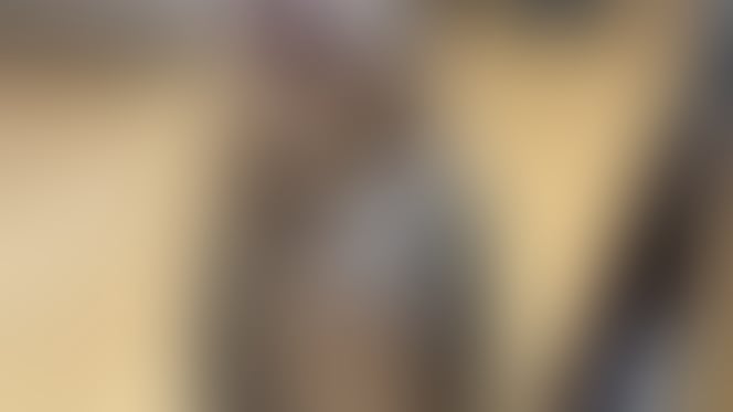 Blinder Kater sitzt miauend auf dem Tisch