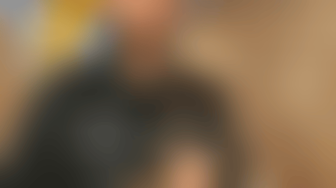 Zac, bénévole du refuge, avec un chien dans les bras