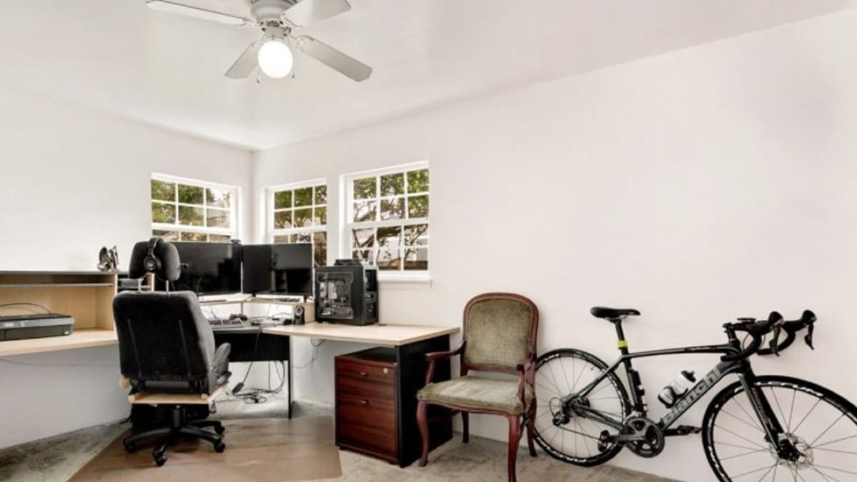 Scatta una foto dell'ufficio vuoto: solo in pochi vedono che non era solo