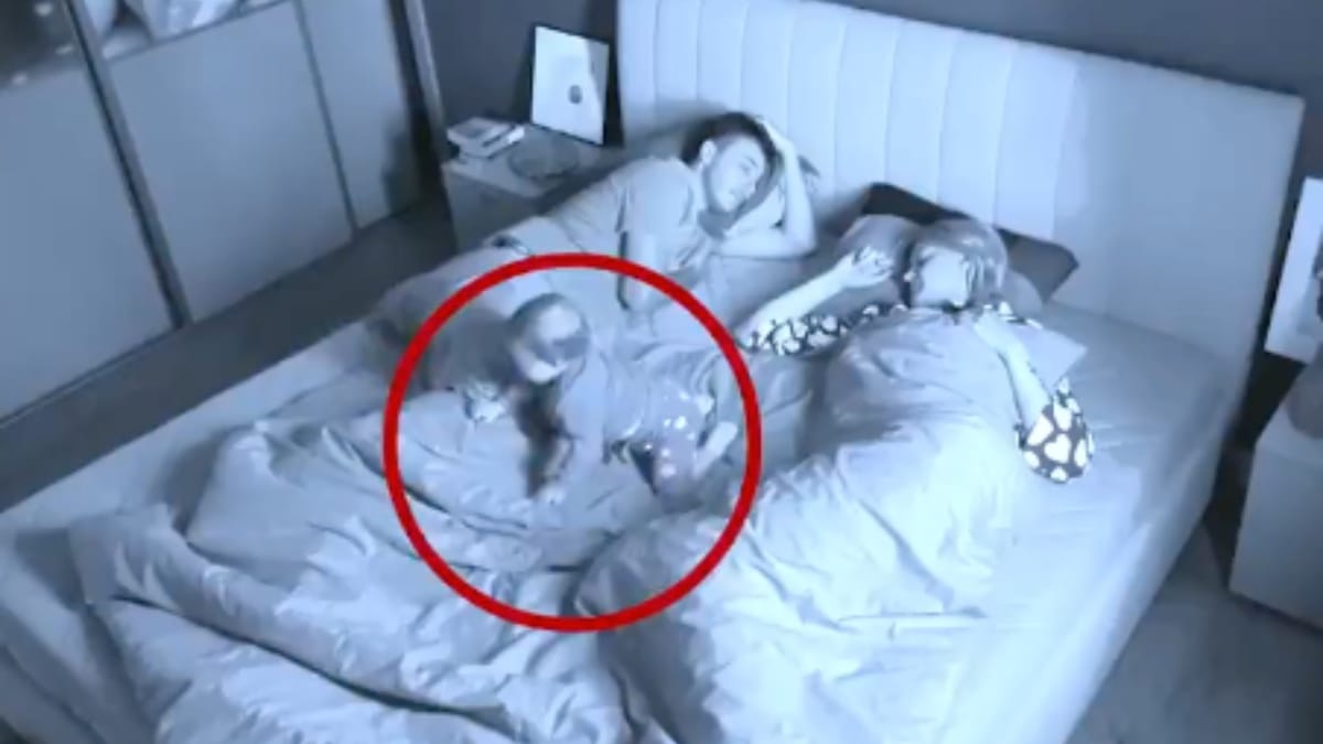 Video. I genitori dormono nel letto con il loro bimbo: quando si svegliano vanno nel panico