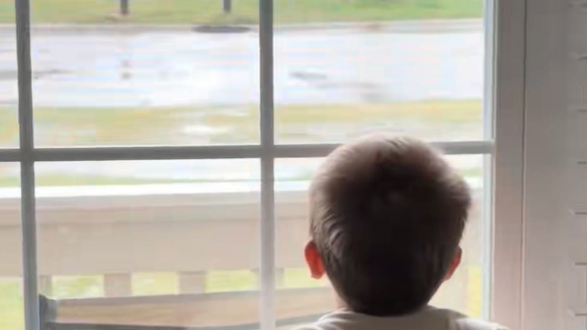 Questo bambino cerca gli arcobaleni per un motivo che spezza il cuore alla mamma