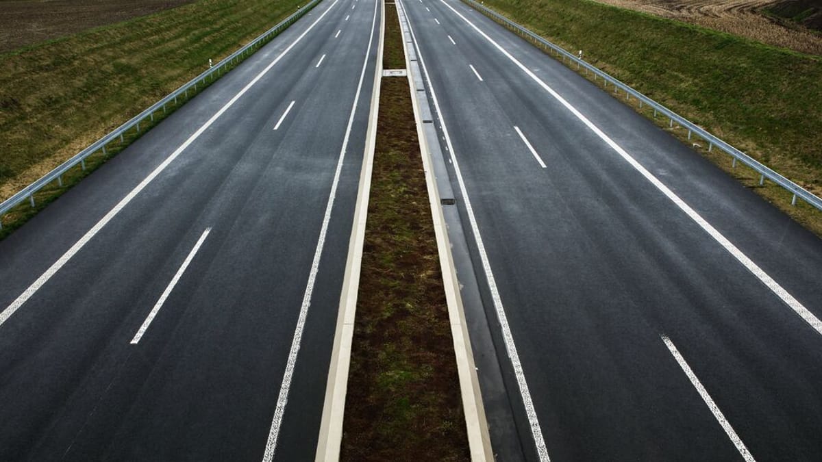 Una scatola misteriosa aspetta vicino all'autostrada: un passante si ferma e non crede ai suoi occhi