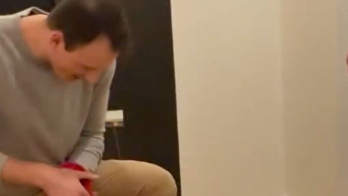 Proposta di matrimonio: milioni di persone scoppiano a ridere per questo colpo di scena