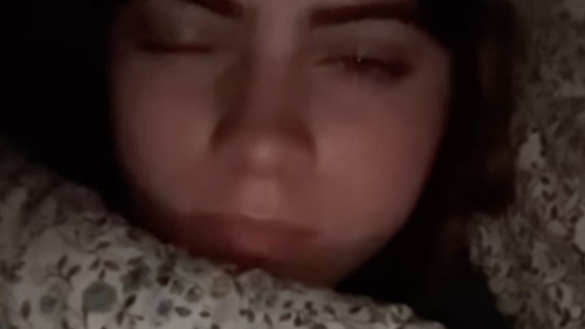 Si sveglia nel cuore della notte con il petto pesante: la scoperta sotto le coperte