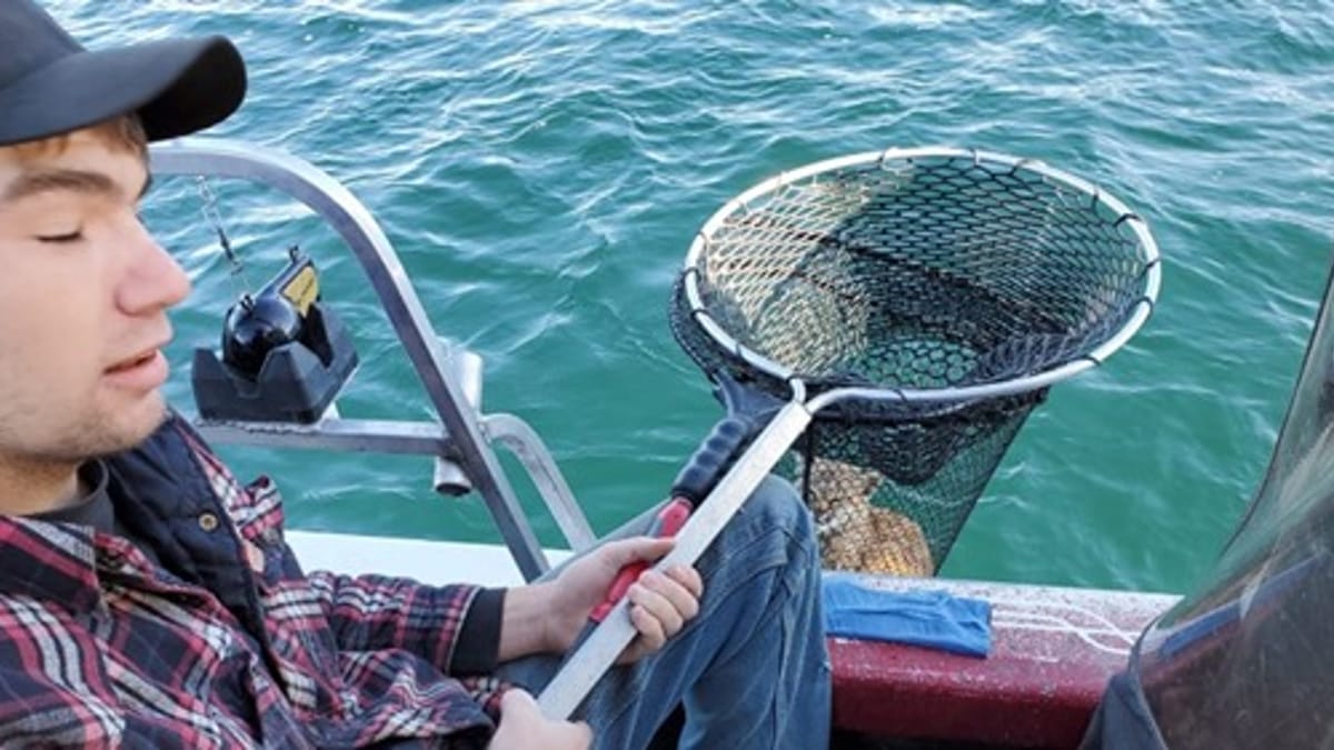 Video. Pescatore lancia la rete, ma il suo ritrovamento ha dell’incredibile