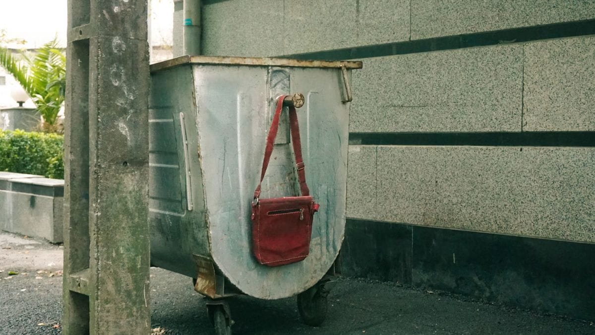 Credeva di aver trovato un semplice sacco abbandonato: ciò che spunta all’interno gli cambia la giornata