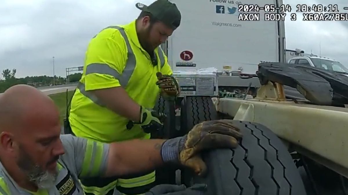 Un camionista ispeziona il suo veicolo: all'improvviso, chiama i soccorsi per chiedere aiuto
