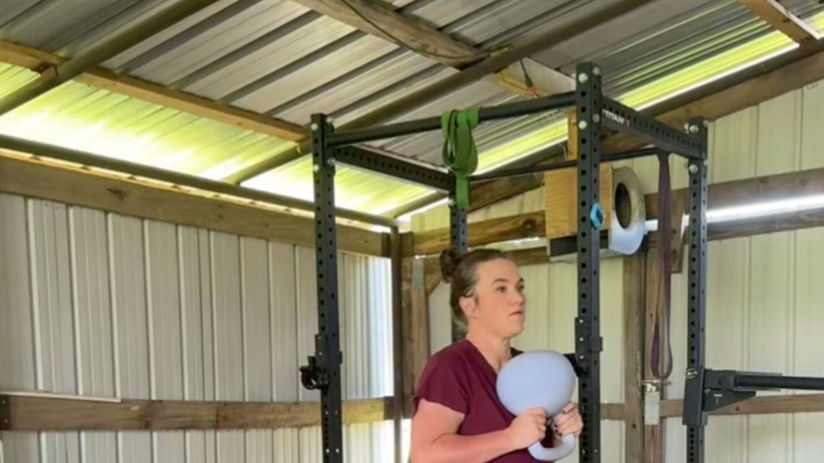 Video. Mentre filma la sua sessione di allenamento, un'inaspettata irruzione in diretta sconvolge tutto