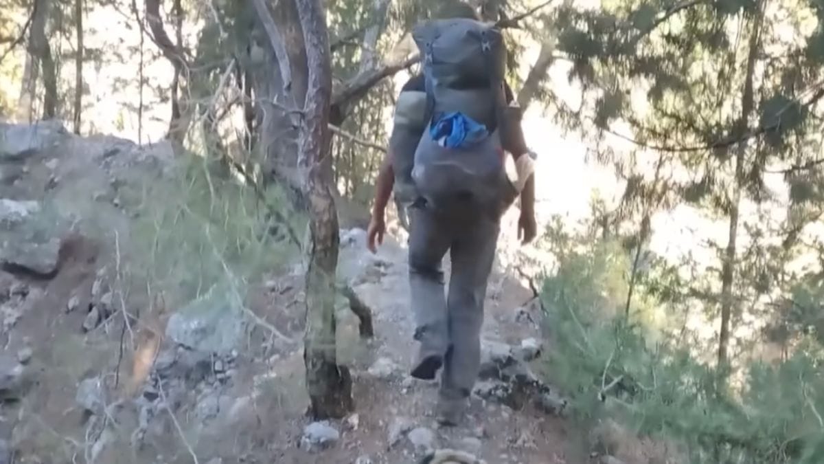 Si sente seguita su un sentiero di montagna: la sua vita sta per cambiare drasticamente