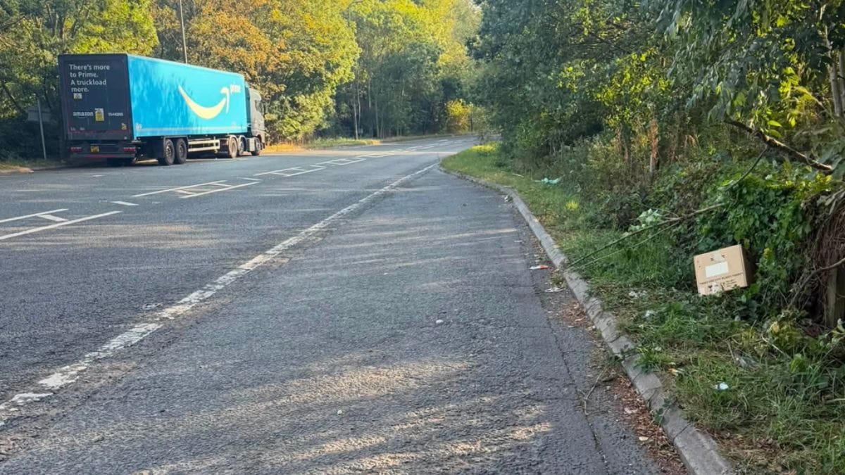Un camionista segnala una scatola abbandonata: i soccorritori cercano per ore nel buio