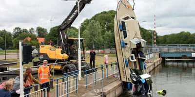 2 honden worden gered van zinkende boot in Middenmeer
