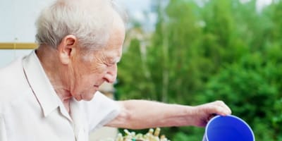 Starszy mężczyzna na przejściu.