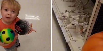 Junge mit Bällen vor Supermarktregal