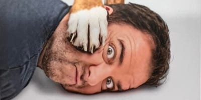 Martin Rütter mit Hundepfote im Gesicht