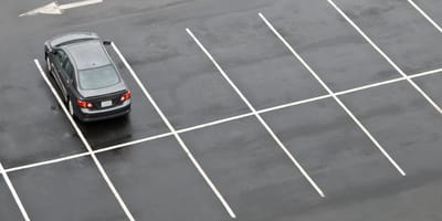 Stehendes Auto auf Parkplatz