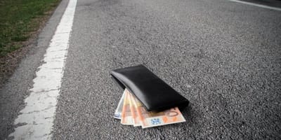Trois jeunes garçons trouvent un portefeuille et ont une idée géniale !
