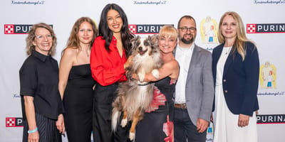 v.l.n.r. Christina und Malin Möller, Rebecca Mir, Jacqueline Boy und Therapiebegleithund Spirit, Benedikt Schaumann sowie Prof. Dr. Andrea Beetz beim PURINA x Kinderschutzengel Event in Berlin.