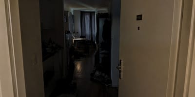 Blick in eine dunkle, unordentliche Wohnung