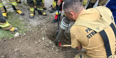 Pies utknął w przepuście drogowym. Strażacy walczyli o jego życie przez wiele godzin