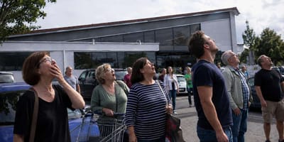 Kunden schauen zufällig auf das Dach des Supermarkts: Kurz darauf rückt die Feuerwehr an