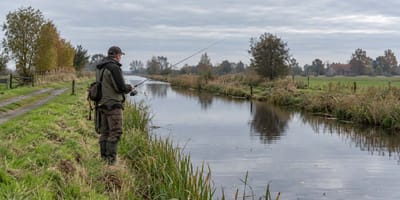 Angler an einem Siel