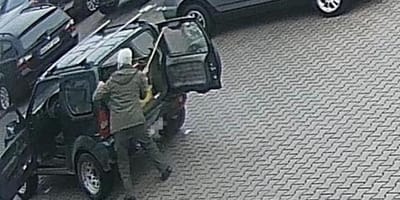 Aggressiver Hundehalter vor dem Pkw-Kofferraum