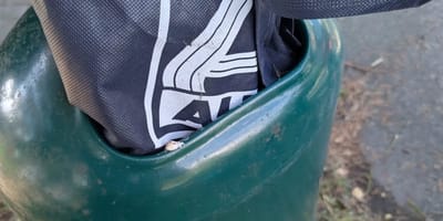 Aldi-Tasche im Mülleimer