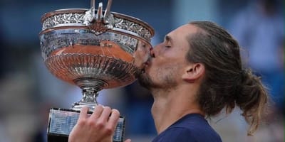 Alexander Zverev küsst den Siegespokal