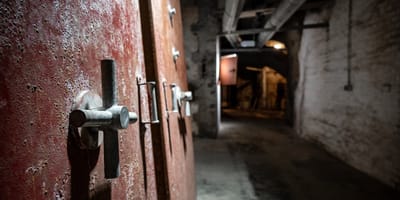 Alter Kellergang mit Metalltüren