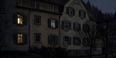 Altes Mietshaus mitten in der Nacht