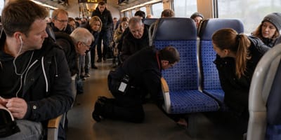 Aufgeregte Fahrgäste in einem Zug