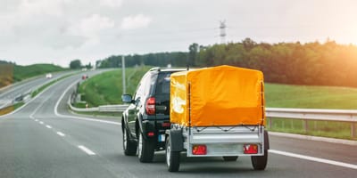 Auto mit Anhänger auf der Autobahn
