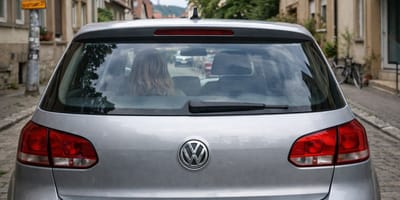 Auto mit einer Frau auf der Rückbank