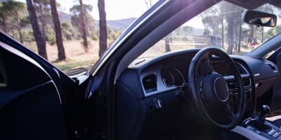 Auto con portiera del conducente aperta