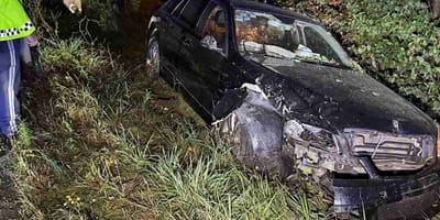 Auto mit Totalschaden im Graben