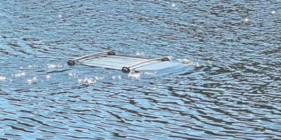 Autodach ragt knapp aus dem Wasser