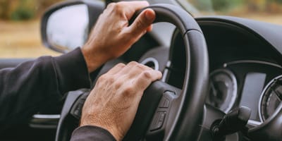 Autofahrer hupt