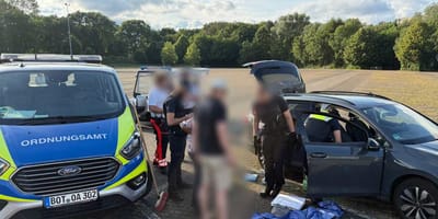 Beamte stellen Hundehalter zur Rede