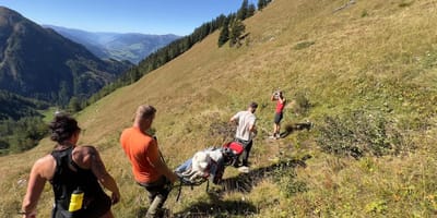 Bergrettung bringt den Hund ins Tal