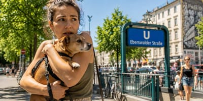 Besorgte Berlinerin mit Hund auf dem Arm