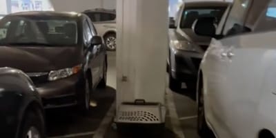 Achtergelaten reismand op een parkeerplaats