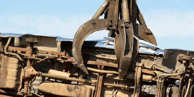 Auto's worden geplet op een autosloperij