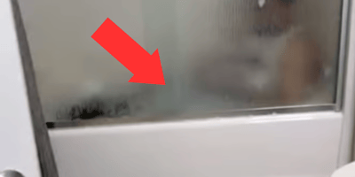 L'homme n'est pas seul dans la baignoire.