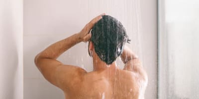 Mann unter der Dusche