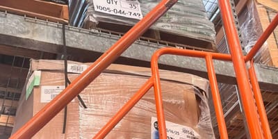 Unas cajas de cartón